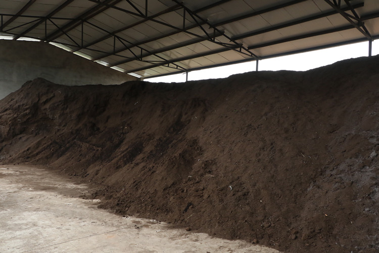 雞糞有機(jī)肥制作過(guò)程