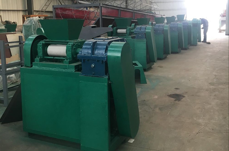 鼎輝新生產(chǎn)的DZJ對(duì)輥擠壓造粒機(jī)